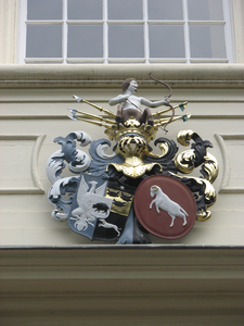 901142 Afbeelding van het wapenschild van de familie Huydecoper, op de gevel van het gemeentehuis te Maarssen ...